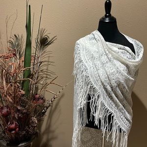 Lightweight polyester/cotton shawl